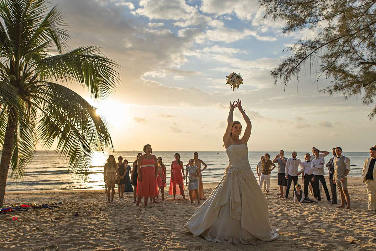 Organisation-Mariage-marier-maries-mariee-ceremonie-Thailande-Plage-ile-Koh-Samui-Island-thai-evenementiel-evenements-demande-fiancailles-EVJF-EVG-noces-voyages-Wedding-ceremony-Planner-Thailand-Beach-Events-event-request-bachelor-bachelorette-groom-bride-bridal-lance-bouquet-fleurs-filles-celibataires-coucher-soleil-2