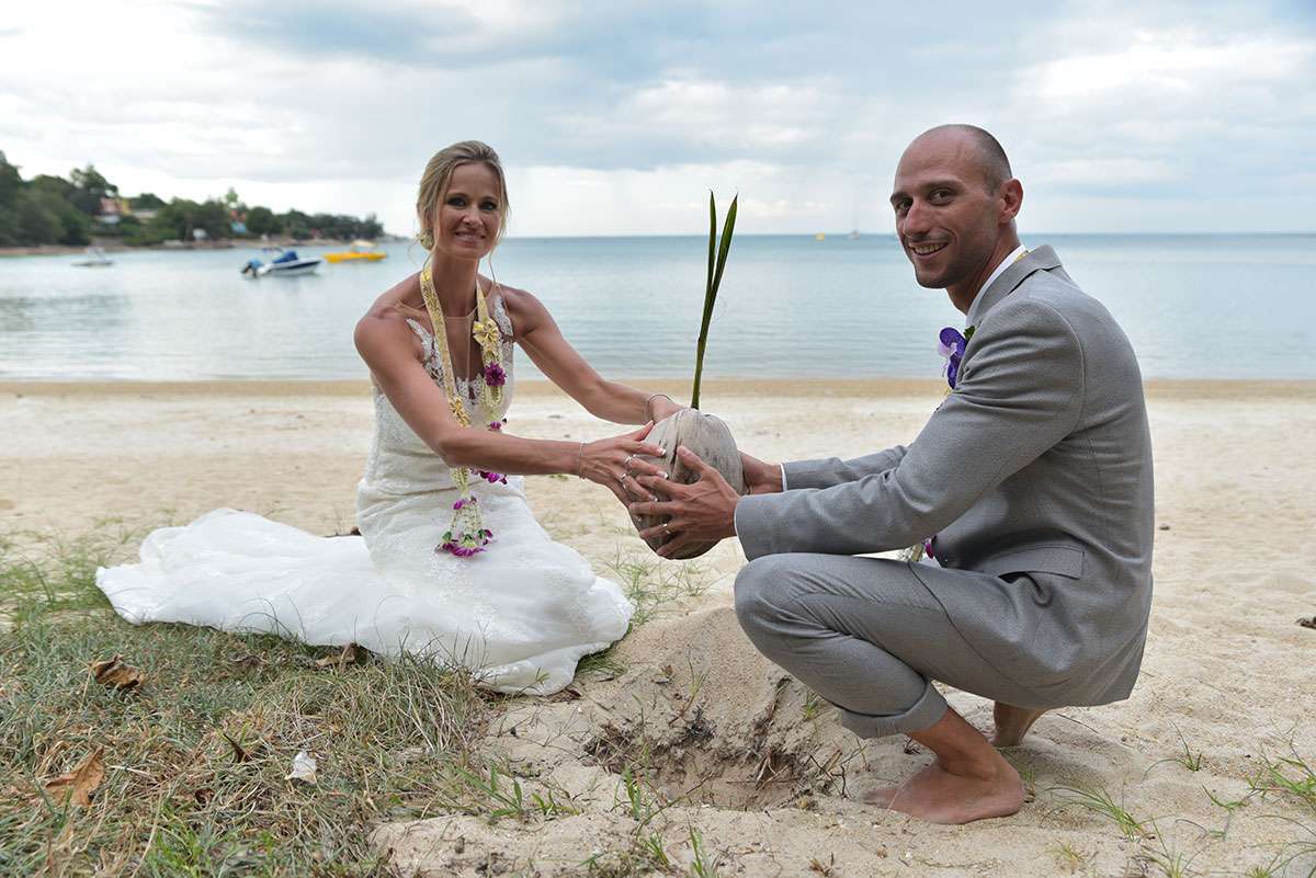 Organisation-Mariage-marier-maries-mariee-ceremonie-Thailande-Plage-ile-Koh-Samui-Island-thai-evenementiel-evenements-demande-fiancailles-EVJF-EVG-noces-voyages-Wedding-ceremony-Planner-Thailand-Beach-Events-event-request-bachelor-bachelorette-groom-bride-bridal-dress-traditions-traditionnelle-traditionel-tenue-vetement-costume-robe-thaïe-plantation-noix-coco-tradition-1