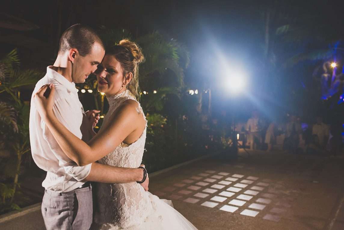 Organisation-Mariage-marier-maries-mariee-ceremonie-Thailande-Plage-ile-Koh-Samui-Island-thai-evenementiel-evenements-demande-fiancailles-EVJF-EVG-noces-voyages-Wedding-ceremony-Planner-Thailand-Beach-Events-event-request-bachelor-bachelorette-groom-bride-bridal-ouverture-ouvrir-ouverture-bal-groom-bride-bridal-premiere-danse-first-dance-opening-party-parents-show-musique-music-dj-sound-light-son-lumiere-eclairage-soirée-fête-14