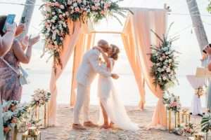 Baiser de fin de cérémonie lors d'un mariage sur la plage à Koh Samui en Thaïlande Se marier pieds nus sur la plage